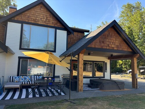 4 BR Seabrook Farmhouse Retreat + Hot Tub & Swimming Pool on 7.5 Acre Berry Farm