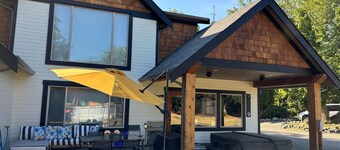 4 BR Seabrook Farmhouse Retreat + Hot Tub & Swimming Pool on 7.5 Acre Berry Farm