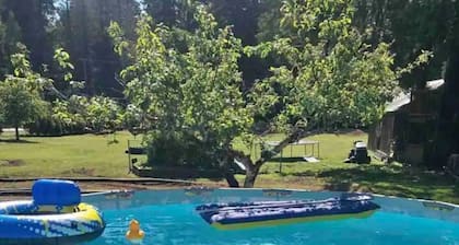 4 Bedroom Seabrook Farmhouse with Hot Tub & Swimming Pool on 8 Acre Berry Farm