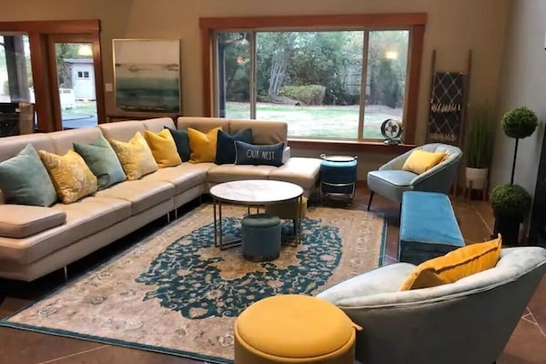 Smart TV, chimenea, futbolito y libros