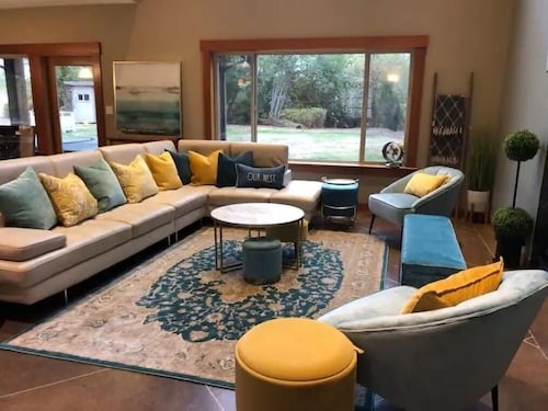 4 Bedroom Seabrook Farmhouse with Hot Tub & Swimming Pool on 8 Acre Berry Farm
