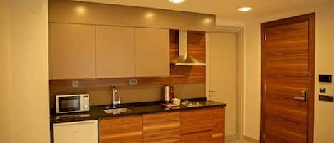 Appartement Deluxe | Cuisine privée | Mini réfrigérateur, micro-ondes (sur demande), plaque de cuisson