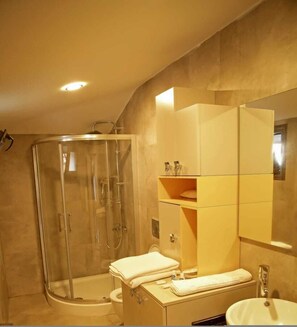 Deluxe Apartment | Bathroom | Hair dryer, heated floors, towels, soap