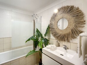 Ducha, secador de pelo, toallas y papel higiénico