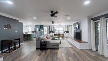 Smart-TV, peis, DVD-spiller og bordtennis