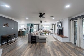 Smart-TV, peis, DVD-spiller og bordtennis