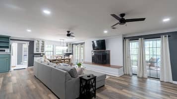 Een smart-tv, een open haard, een dvd-speler en een tafeltennistafel