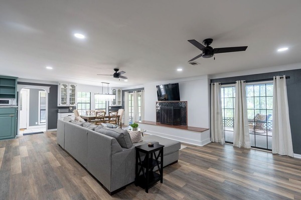 Een smart-tv, een open haard, een dvd-speler en een tafeltennistafel