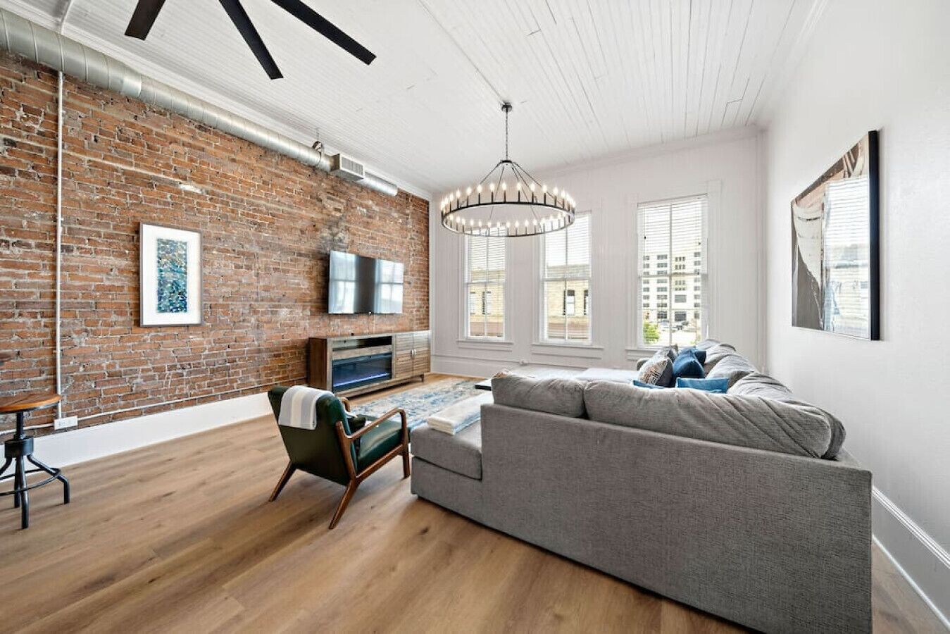 TV connectée, cheminée, jeux vidéo, livres