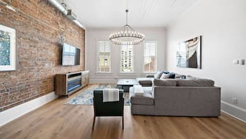 Smart TV, chimenea, videojuegos y libros