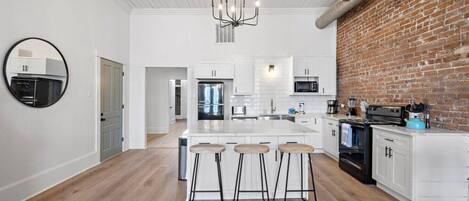 Kylskåp, mikrovågsugn, ugn och spishäll