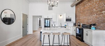 Spacious Loft Near The Strand, Port & Beach