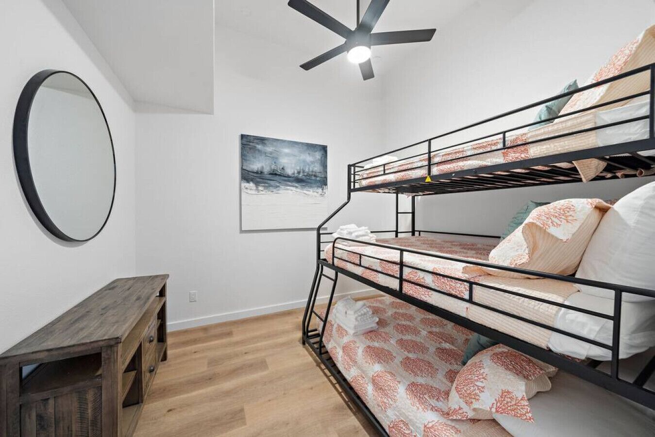 2 habitaciones, escritorio y tabla de planchar con plancha 