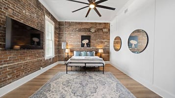 2 habitaciones, escritorio y tabla de planchar con plancha