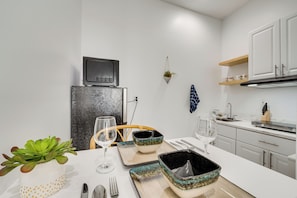 Refrigerador, microondas, cafetera y tetera y tostadora 