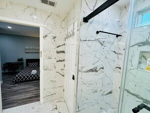 2 chambres, fer et planche à repasser, Wi-Fi, draps fournis