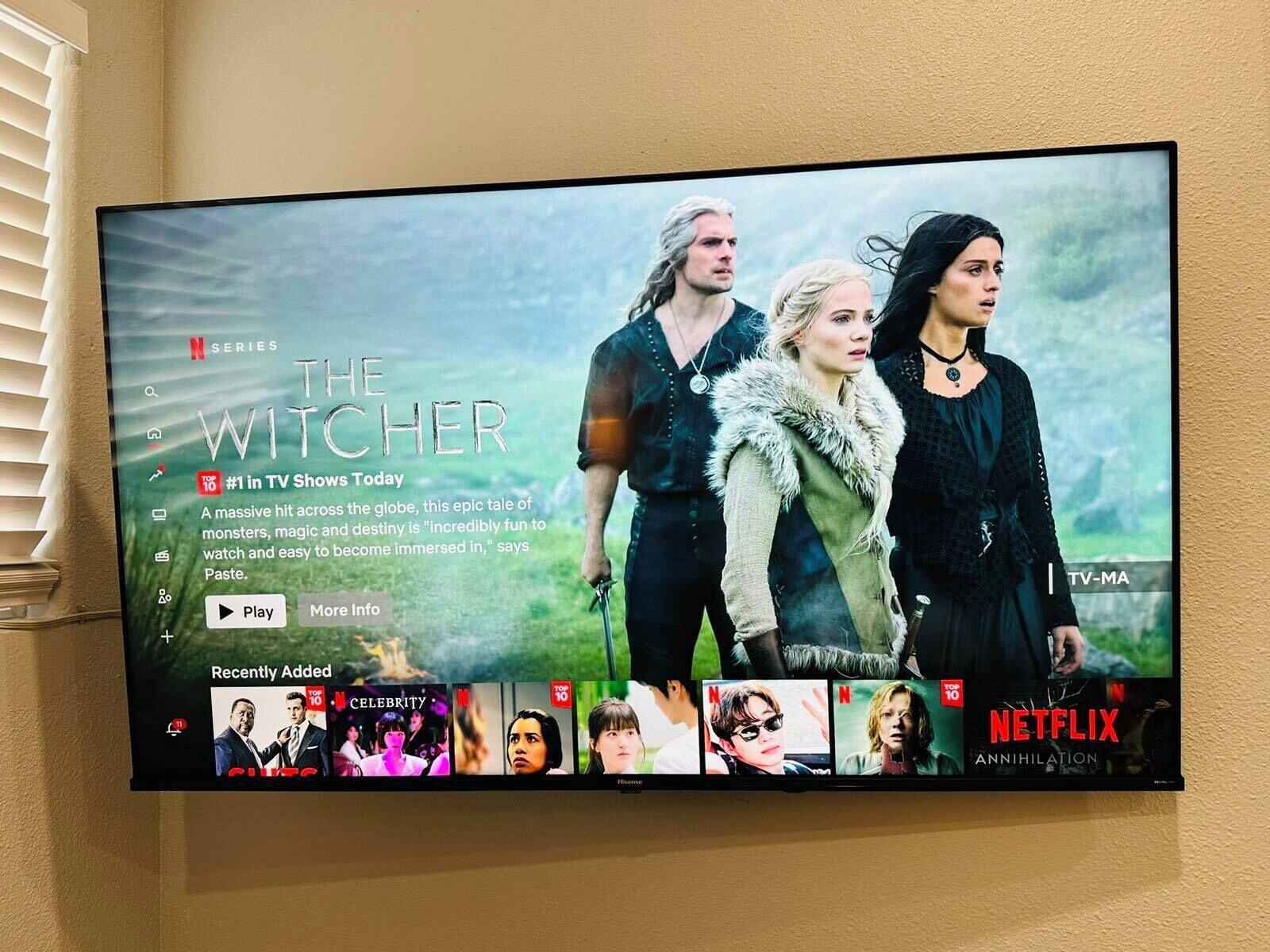 Una pantalla de televisión mostrando la serie 'The Witcher' con una descripción y un botón de 'Reproducir'.