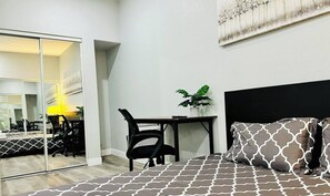 2 habitaciones, tabla de planchar con plancha, wifi y ropa de cama