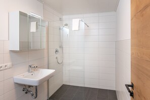 Dusj, hårføner, håndklær og såpe