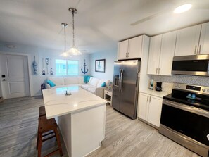 冷蔵庫、電子レンジ、オーブン、コンロ