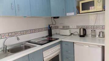 Een koelkast, een microgolfoven, een oven