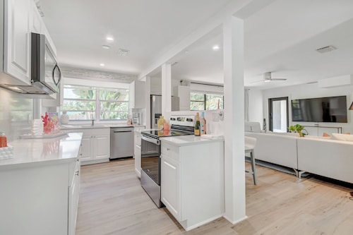 230 | Heated Pool | Hot Tub | Screen Porch | FreeBee Cart Zone |by DelrayNightly