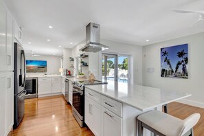 Refrigerador, microondas, horno y parrilla de estufa