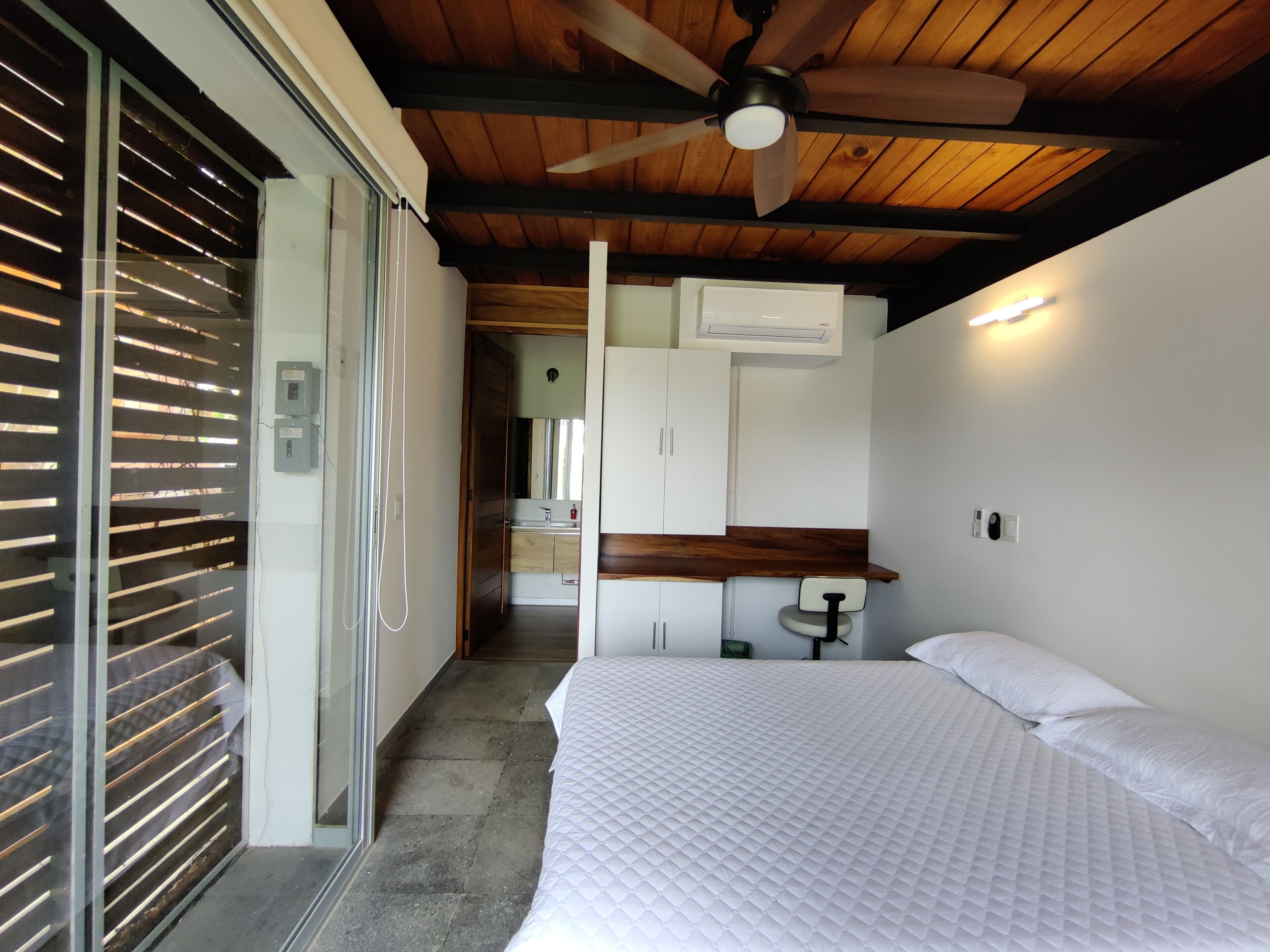 Habitación básica, 1 cama Queen size | Escritorio, cortinas blackout, wifi gratis y ropa de cama 