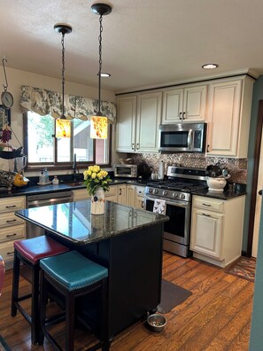 Kühlschrank, Mikrowelle, Herdplatte, Geschirrspüler