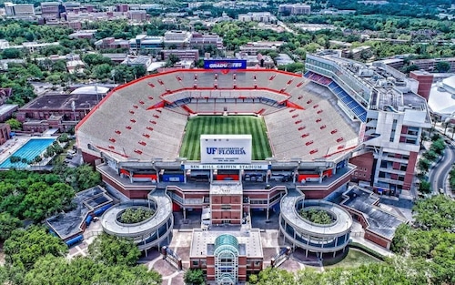 Serenity Terrace | King Bed • Lounge & Coffee Bar