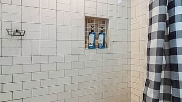 Een douche, een haardroger, handdoeken, zeep