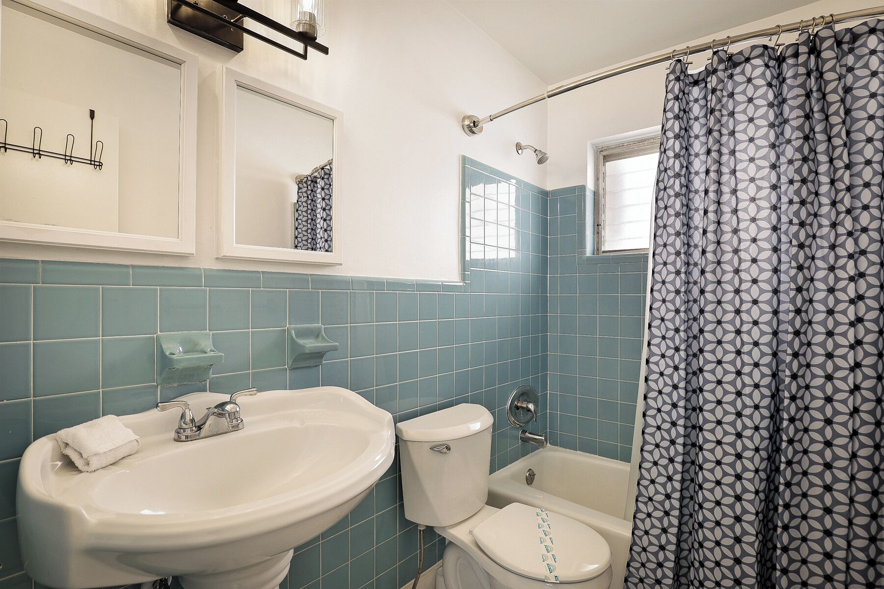 Un baño con lavabo, inodoro y ducha.