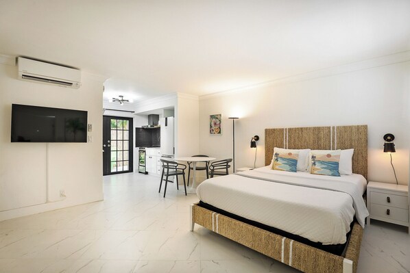 Parent's Suite | Blackout curtains, iron/ironing board, free WiFi, bed sheets - La Mer Suites (Lauderdale-by-the-Sea)