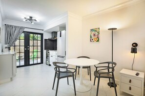 Parent's Suite | Aire de séjour | Téléviseur connecté de 43 po avec télévision par câble, Netflix, Hulu