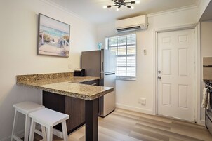 Full-size fridge, microwave, oven, coffee/tea maker