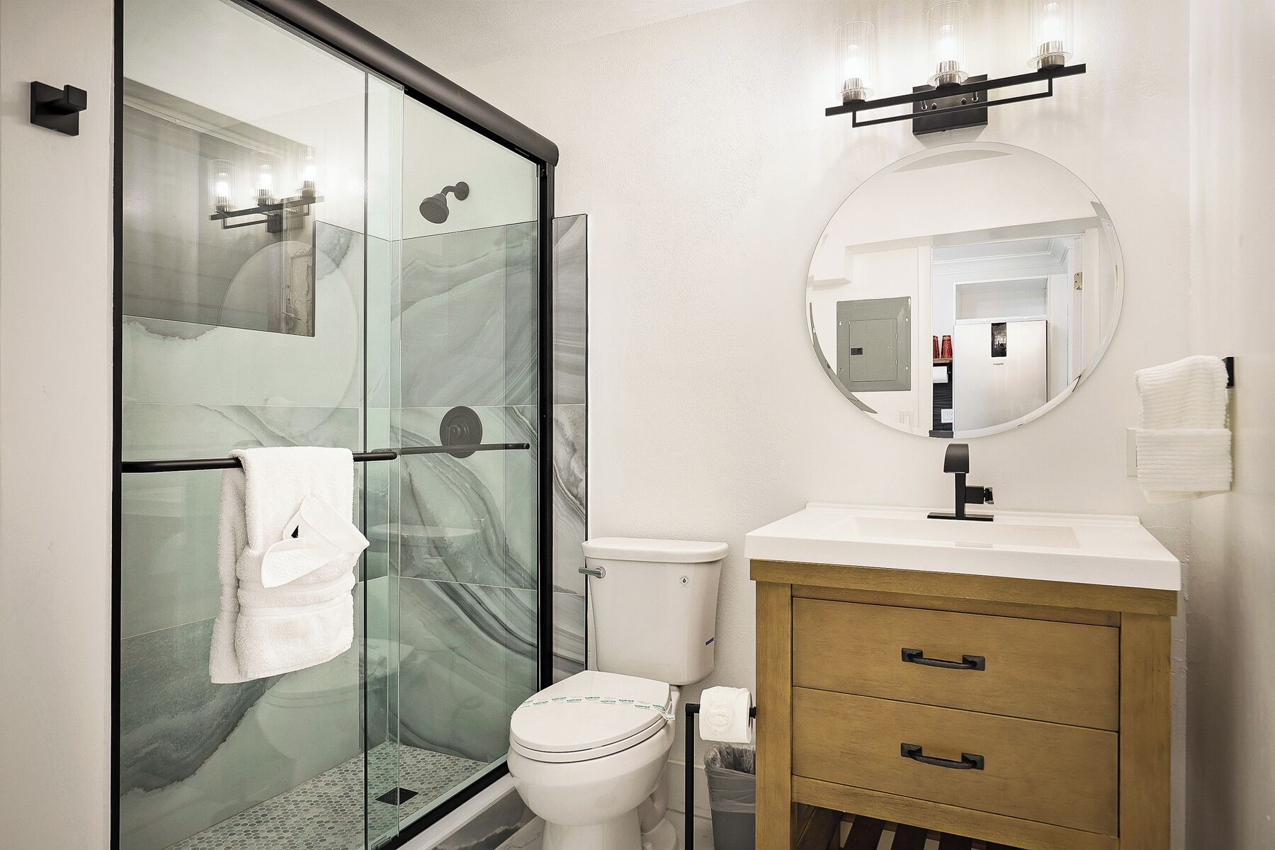 Mini suite 2 | Bathroom | Hydromassage showerhead, free toiletries, hair dryer, towels
