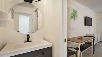 Cabezal de ducha con hidromasaje, artículos de tocador gratuitos