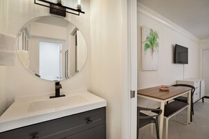 Double Suite | Bathroom | Hydromassage showerhead, free toiletries, hair dryer, towels