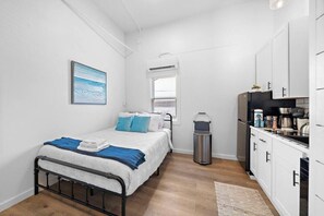1 Schlafzimmer, Schreibtisch, Bügeleisen/Bügelbrett, Reisekinderbett