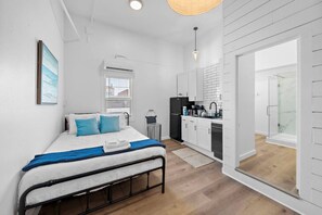 1 sovrum, skrivbord, strykjärn/strykbräda och resesäng