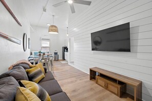 Smart TV, books - Stylish Downtown Loft, Walk to The Strand (Galveston)