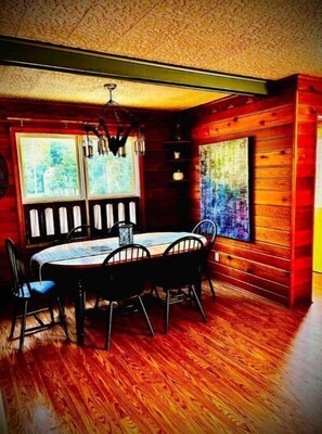 Dining - Grand B&B & Hunter’s Lodge. Spacious & Pet-friendly. (Gulliver)