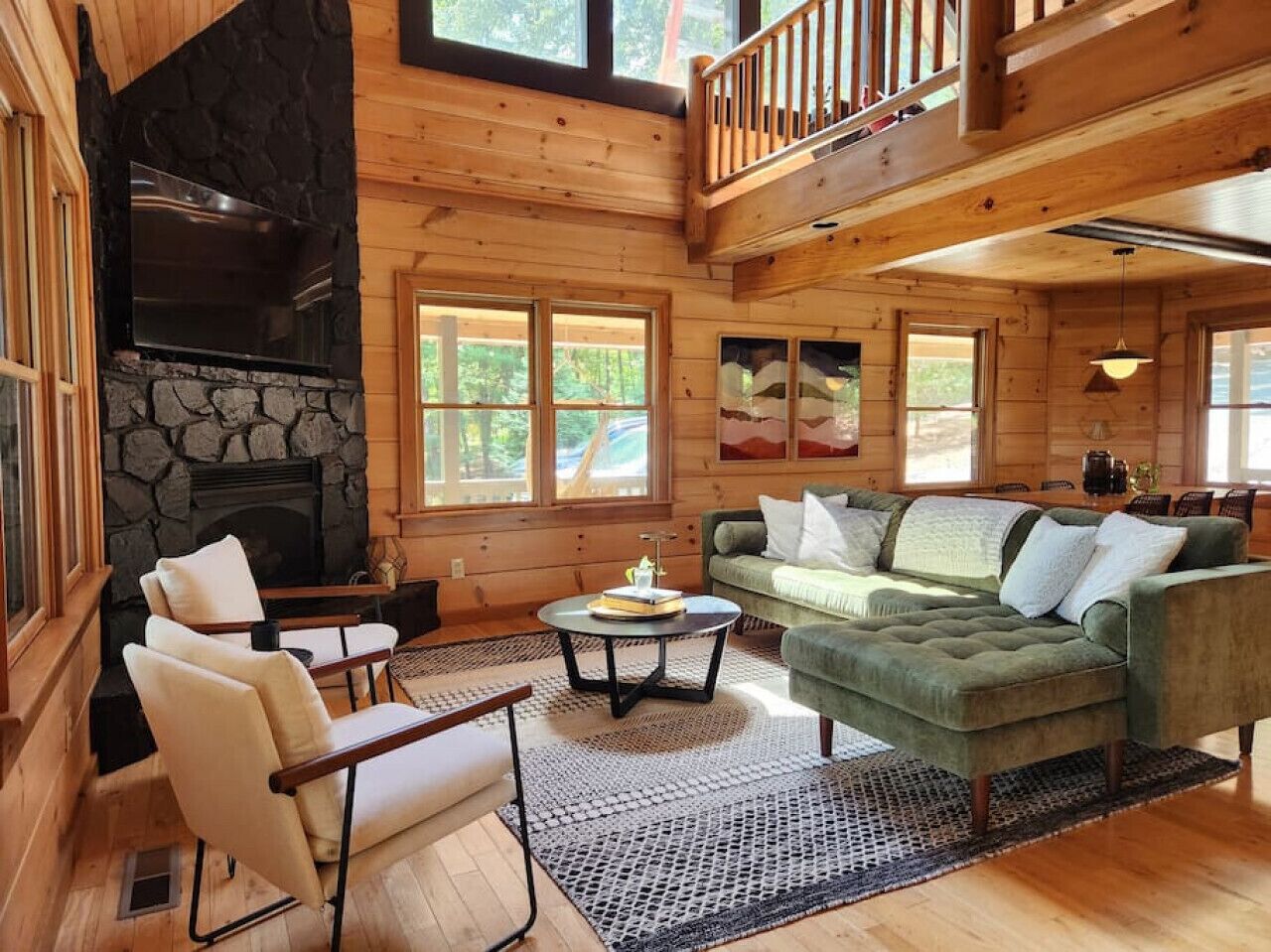 TV connectée, cheminée, livres, chaîne hi-fi