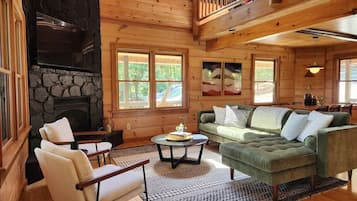 TV connectée, cheminée, livres, chaßne hi-fi