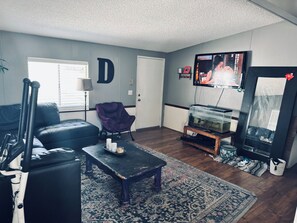 Living area - Cozy cottage located minutes from LA.  (Castaic)