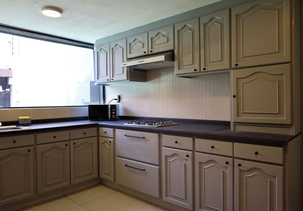 Geladeira, micro-ondas, cooktop, cafeteira/chaleira
