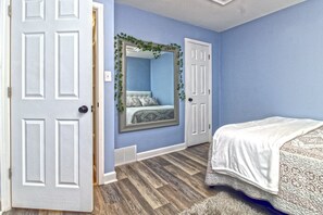 3 bedrooms, desk, iron/ironing board, travel crib