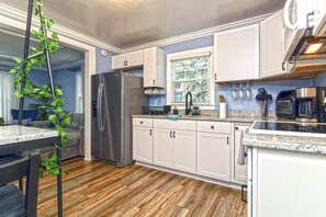 Jääkaappi, mikroaaltouuni, uuni, liesi