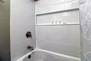 Douche, sèche-cheveux, serviettes fournies, savon