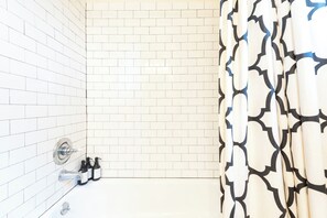 Haartrockner, Handtücher, Seife, Shampoo